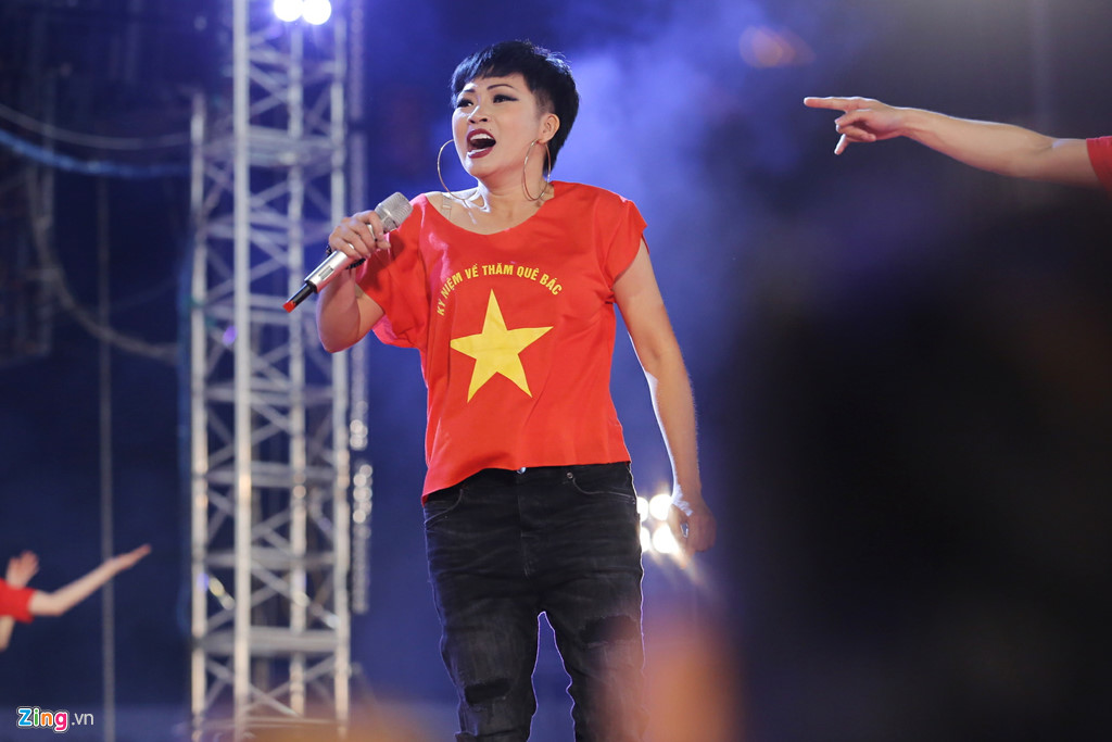 Mỹ Tâm cười tươi khi được Công Phượng tặng son